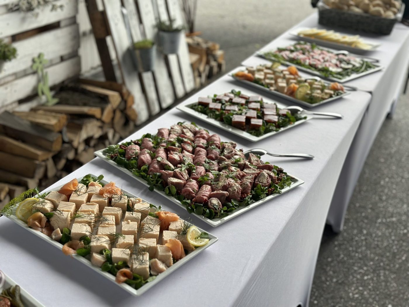 Buffet mit belegten Brötchen und Platten für eine Feier