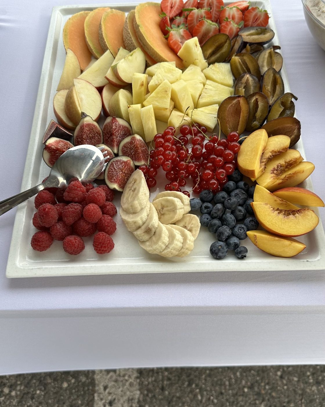 Große Obstplatte mit Beeren, Pfirsich, Feigen und Melone