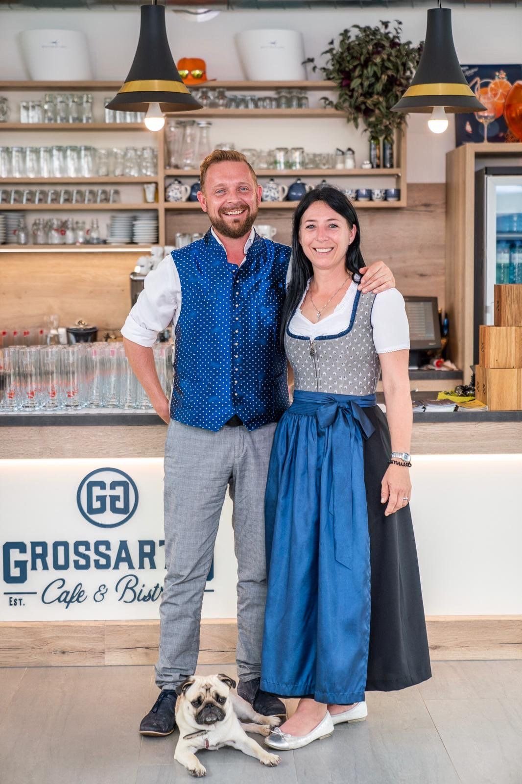 Sandra und Daniel Groß, die Gastgeber, vor der Theke des Grossartig – davor liegt ihr Mops