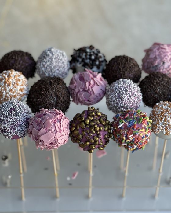 Bunte Cake-Pops am Stiel
