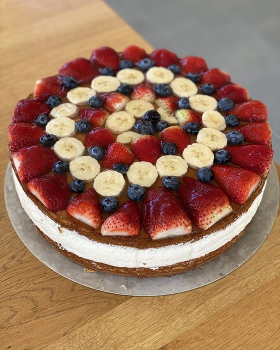 Obsttorte mit Erdbeeren, Bananen und Heidelbeeren