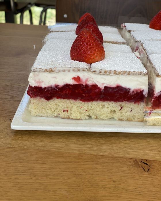 Erdbeerschnitte mit Creme und frischen Erdbeeren