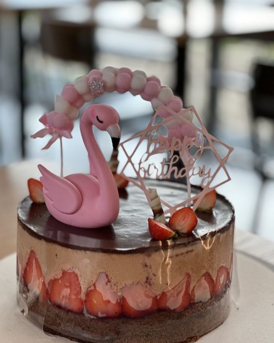 Geburtstagstorte mit rosa Flamingo und Erdbeeren