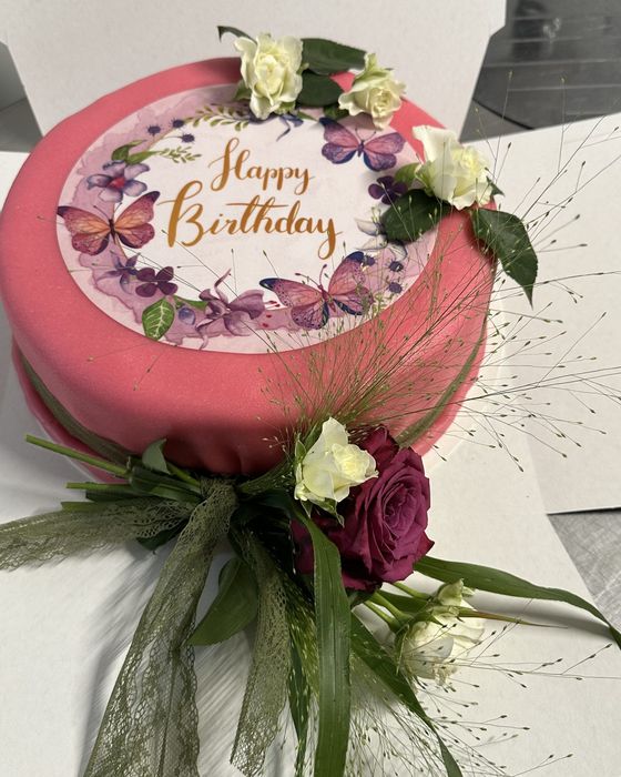 Rosa Fondanttorte mit Blumenstrauß