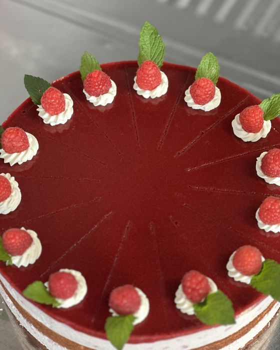 Himbeertorte mit rotem Fruchtspiegel und Obershäubchen