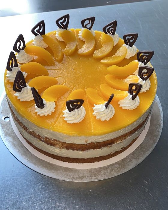 Fruchttorte mit Orangenspiegel und Schokoladen-Deko