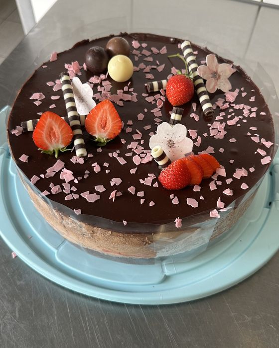 Schokoladentorte mit Erdbeeren und Blüten