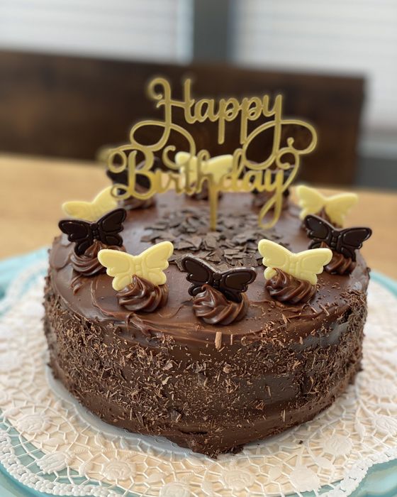 Schokoladentorte mit Schmetterlingen und Happy-Birthday-Topper