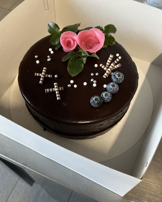 Schokoladentorte mit Zuckerrosen in der Tortenschachtel