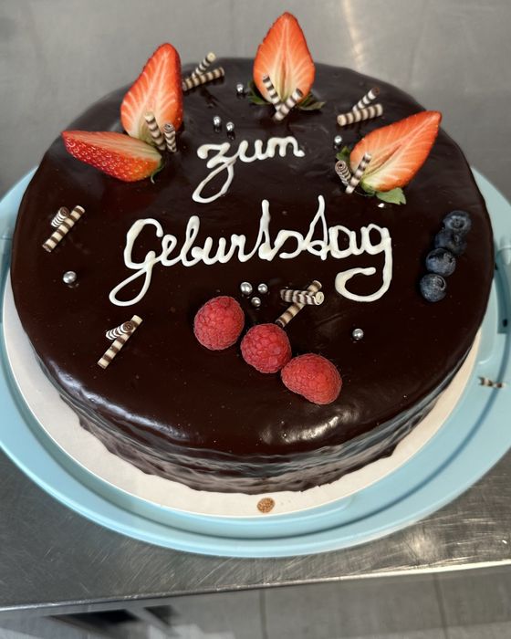 Schokoladentorte mit Schriftzug „Zum Geburtstag“
